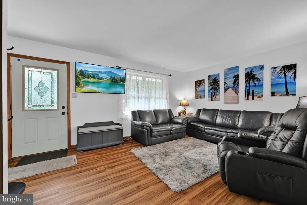 696 PINE HILL ROAD Andreas, PA 18211