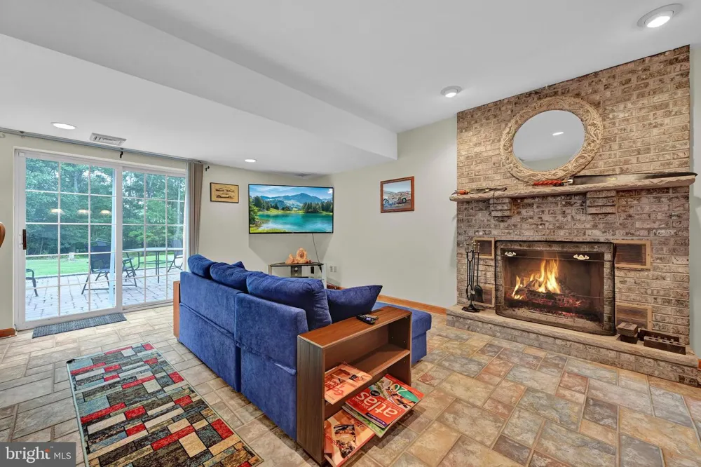 696 PINE HILL ROAD Andreas, PA 18211