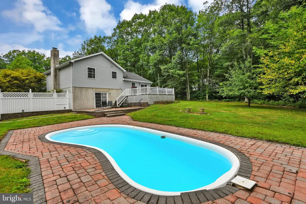 696 PINE HILL ROAD Andreas, PA 18211