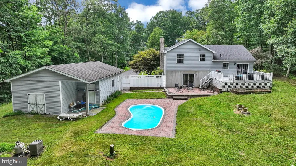 696 PINE HILL ROAD Andreas, PA 18211