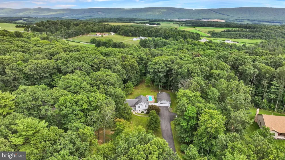 696 PINE HILL ROAD Andreas, PA 18211