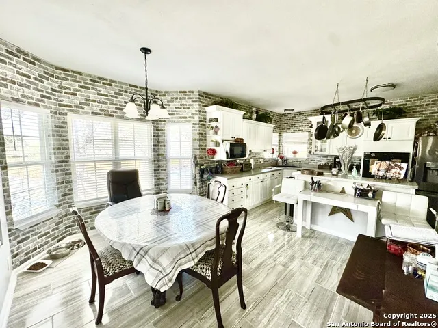 325 Eagle Ridge Floresville, TX 78114