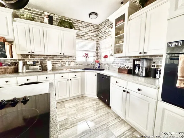 325 Eagle Ridge Floresville, TX 78114
