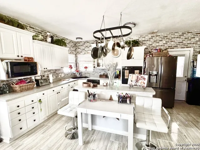 325 Eagle Ridge Floresville, TX 78114