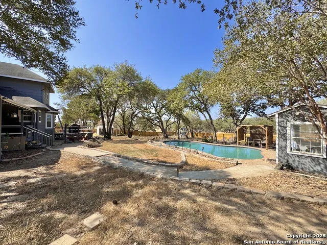 325 Eagle Ridge Floresville, TX 78114