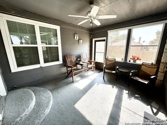 325 Eagle Ridge Floresville, TX 78114