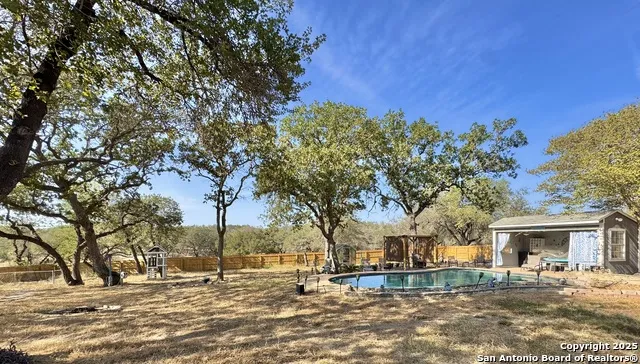325 Eagle Ridge Floresville, TX 78114
