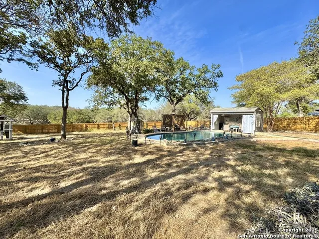 325 Eagle Ridge Floresville, TX 78114