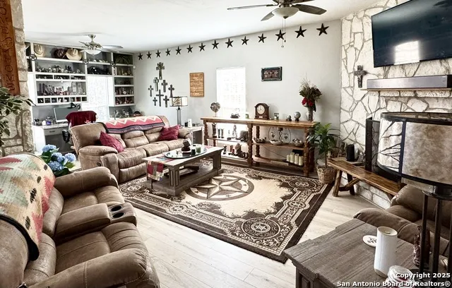 325 Eagle Ridge Floresville, TX 78114