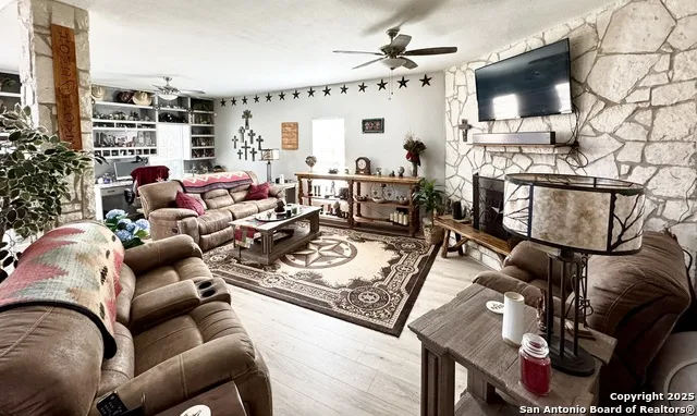 325 Eagle Ridge Floresville, TX 78114