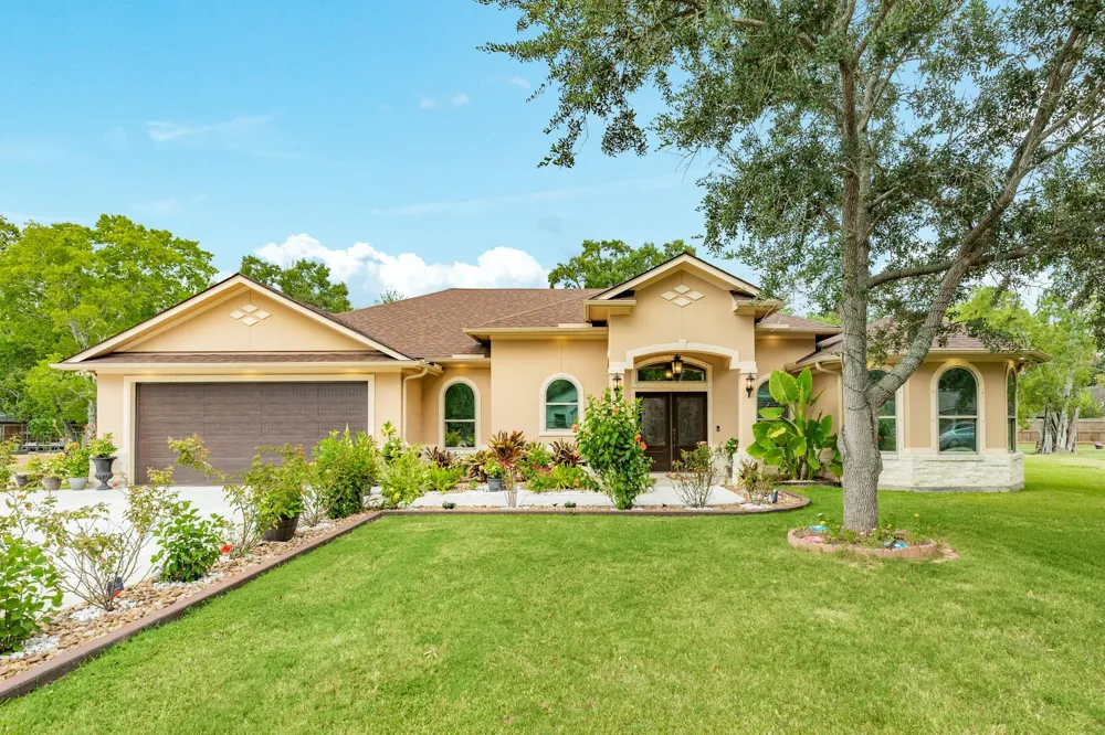 309 Hickman Ln Angleton, TX 77515