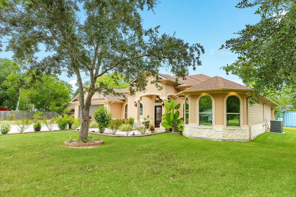 309 Hickman Ln Angleton, TX 77515