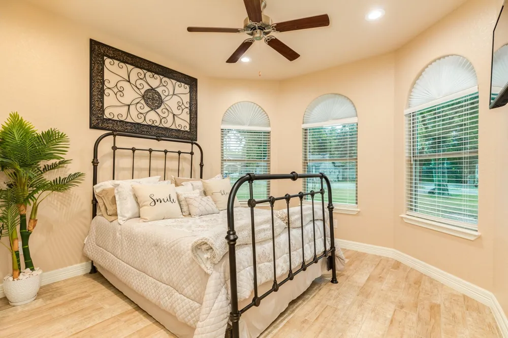 309 Hickman Ln Angleton, TX 77515