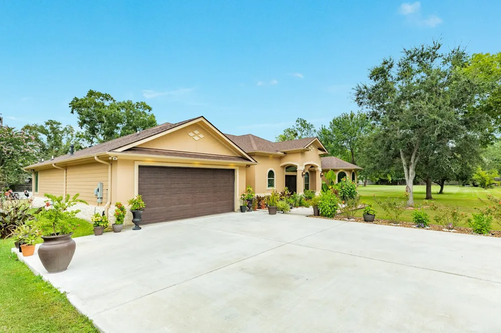 309 Hickman Ln Angleton, TX 77515