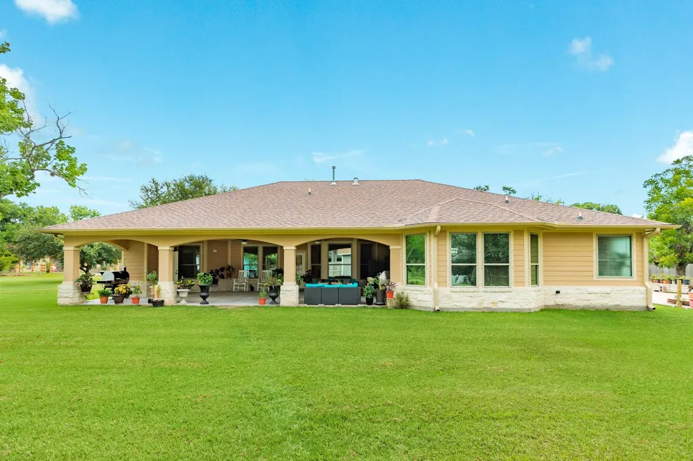 309 Hickman Ln Angleton, TX 77515