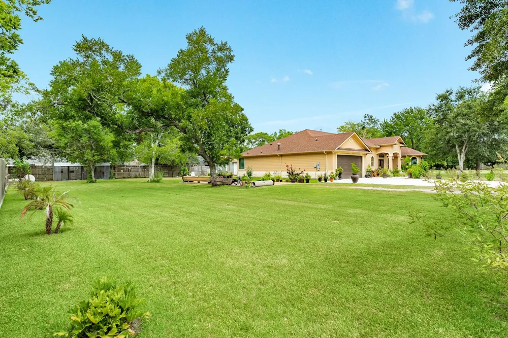 309 Hickman Ln Angleton, TX 77515