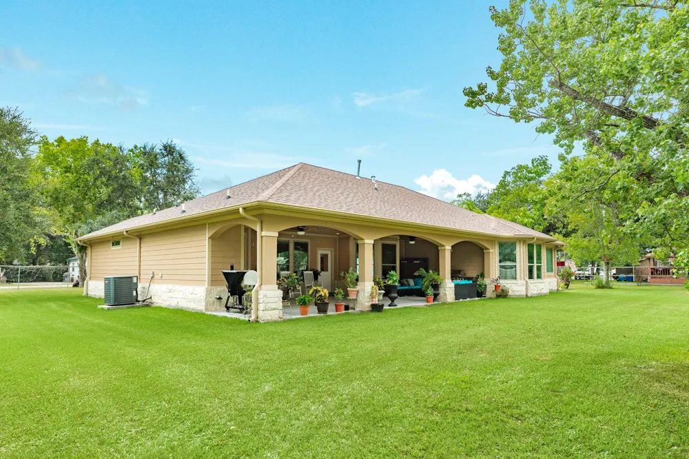 309 Hickman Ln Angleton, TX 77515