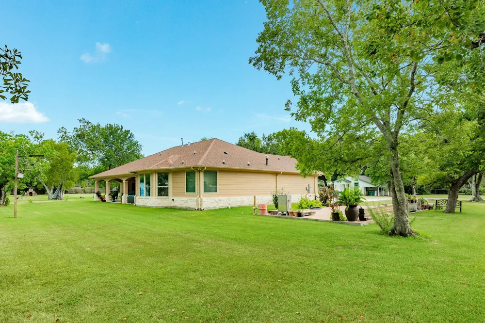 309 Hickman Ln Angleton, TX 77515