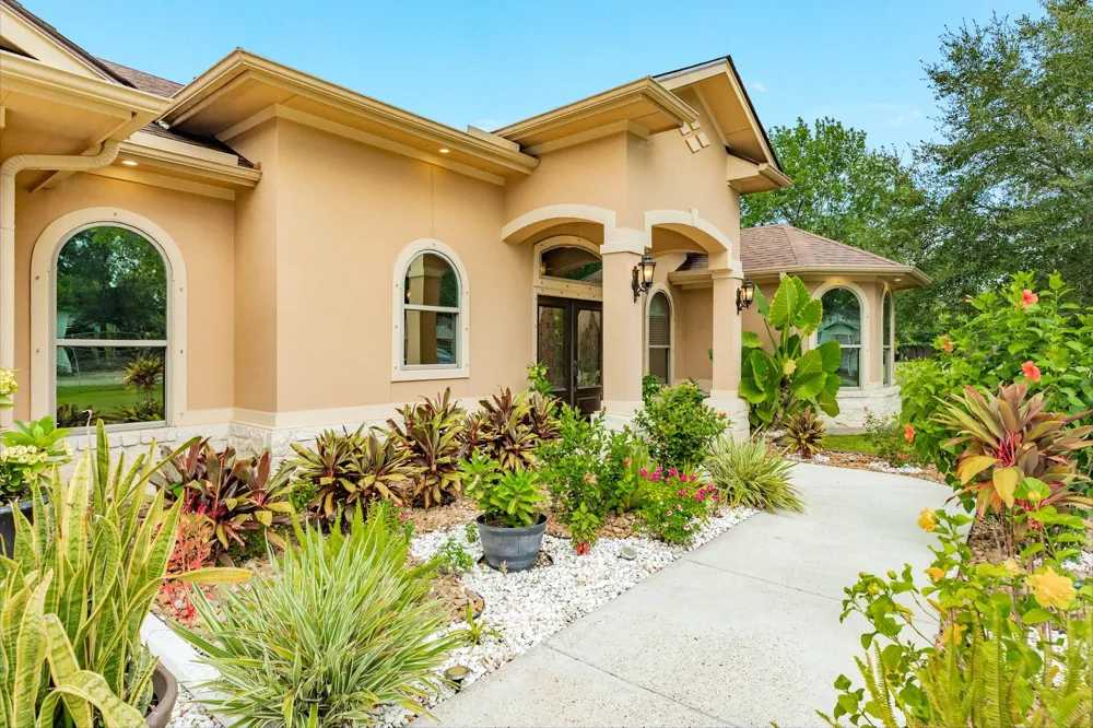 309 Hickman Ln Angleton, TX 77515