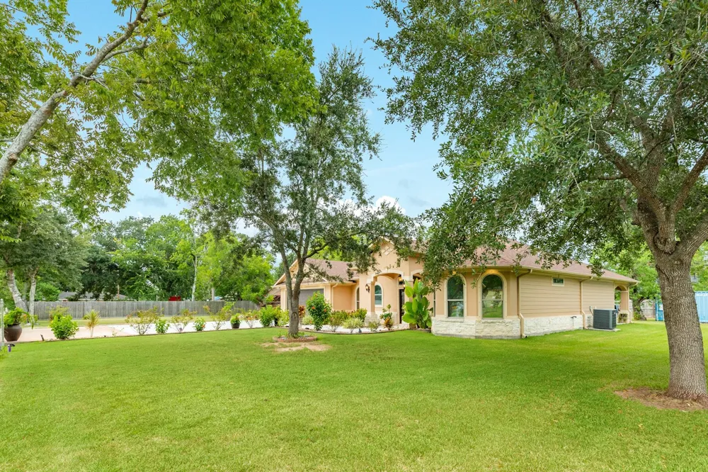 309 Hickman Ln Angleton, TX 77515