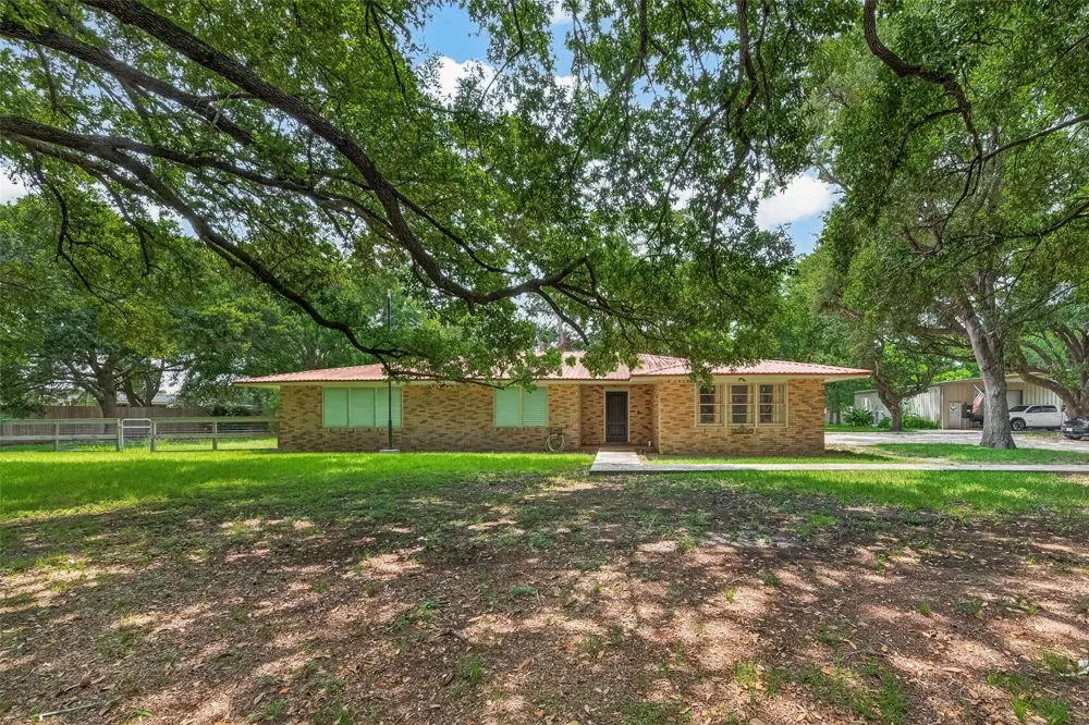 5606 Highland Road Santa Fe, TX 77517