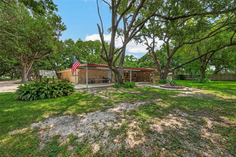 5606 Highland Road Santa Fe, TX 77517