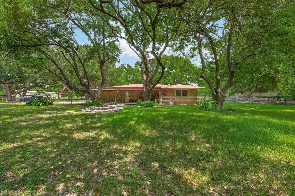 5606 Highland Road Santa Fe, TX 77517