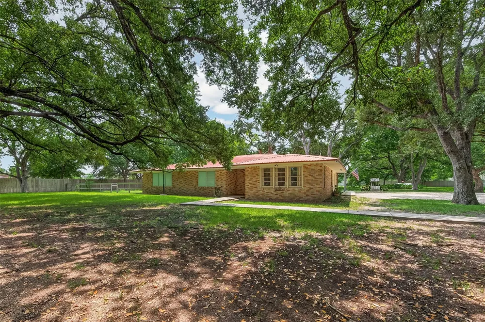 5606 Highland Road Santa Fe, TX 77517