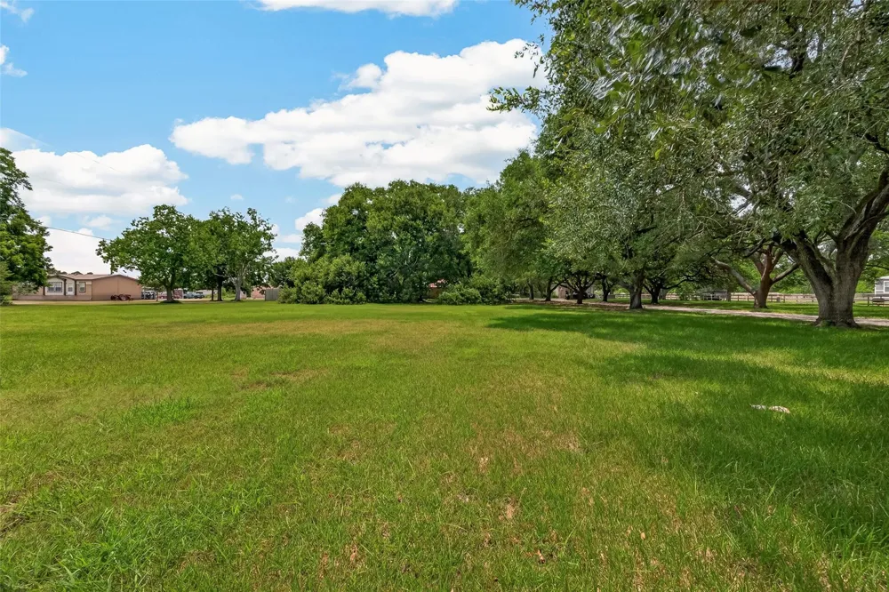 5606 Highland Road Santa Fe, TX 77517