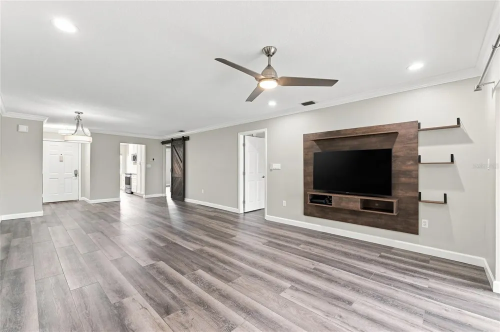 689 LAKE HOWARD DRIVE NW #213 Winter Haven, FL 33880