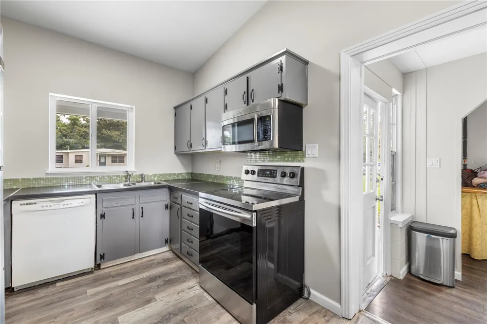 8616 SHIRLEY DRIVE Temple Terrace, FL 33617