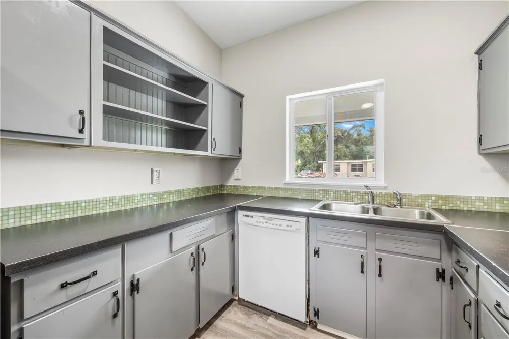 8616 SHIRLEY DRIVE Temple Terrace, FL 33617