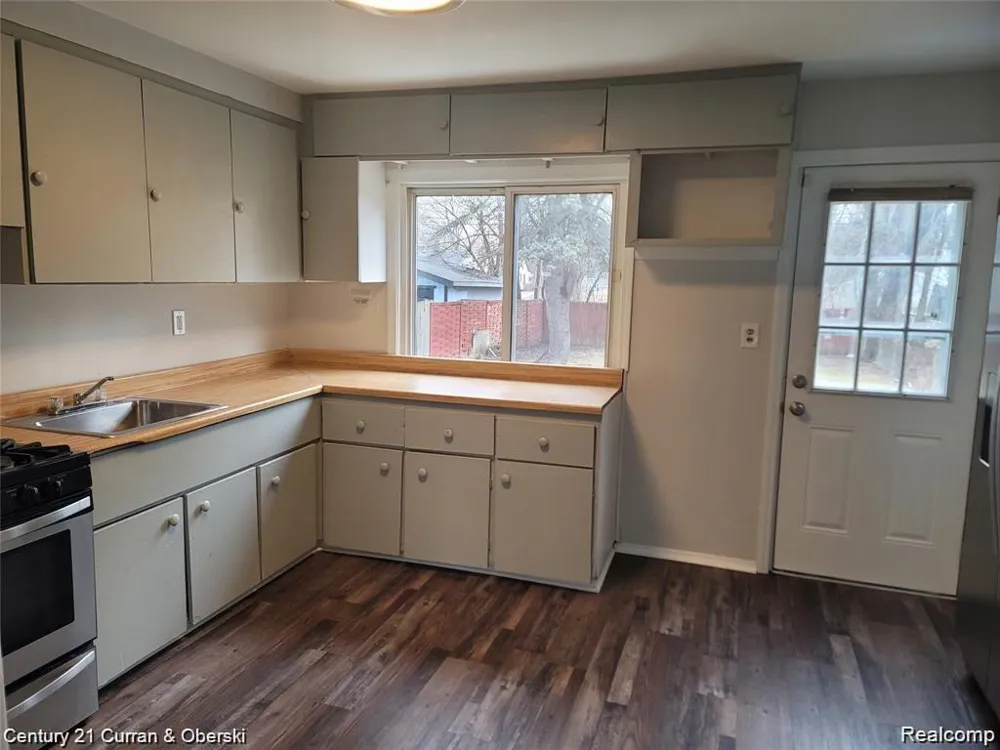 25906 Lehigh Street Inkster City, MI 48141