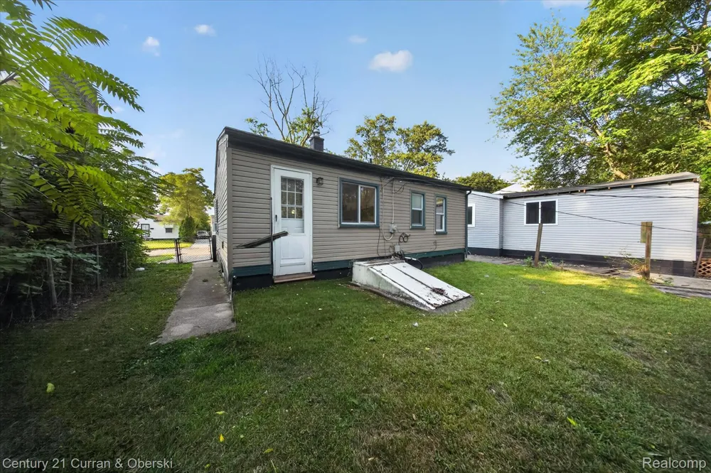 25906 Lehigh Street Inkster City, MI 48141