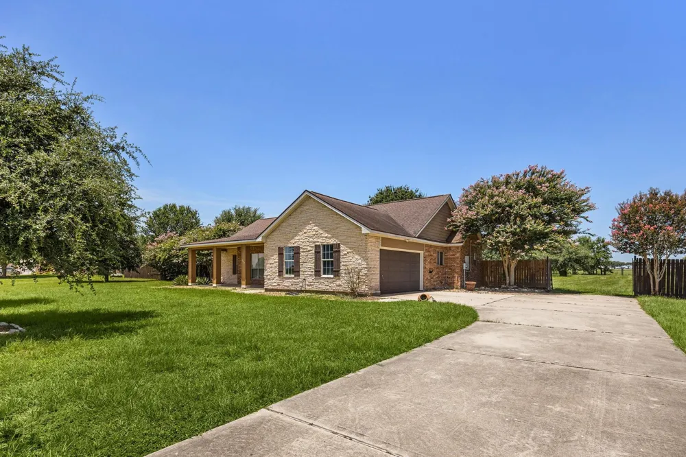 2527 Settlers Way Drive Sealy, TX 77474
