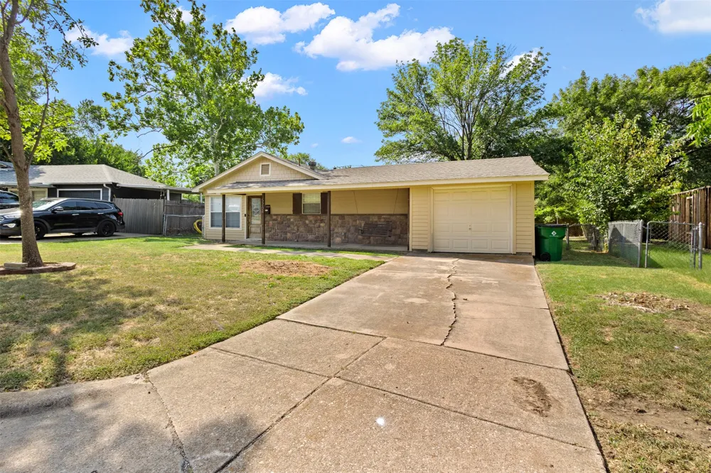 5204 Roxie Street Haltom City, TX 76117