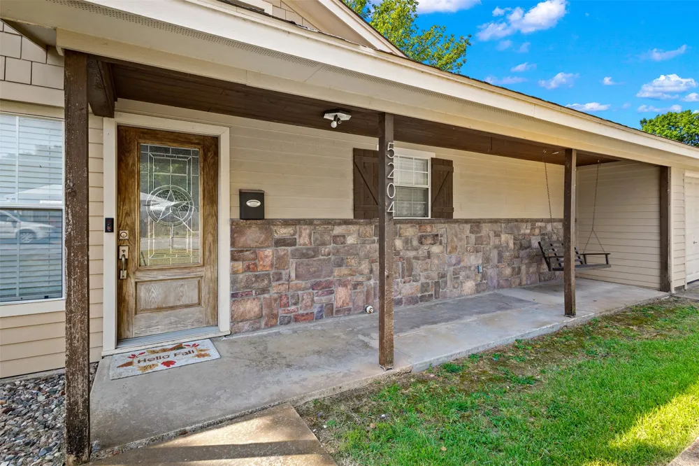 5204 Roxie Street Haltom City, TX 76117