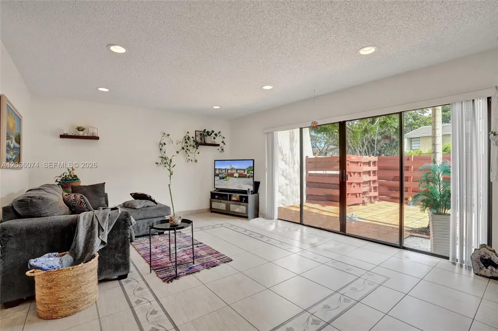 3003 Lakewood Ln Hollywood, FL 33021