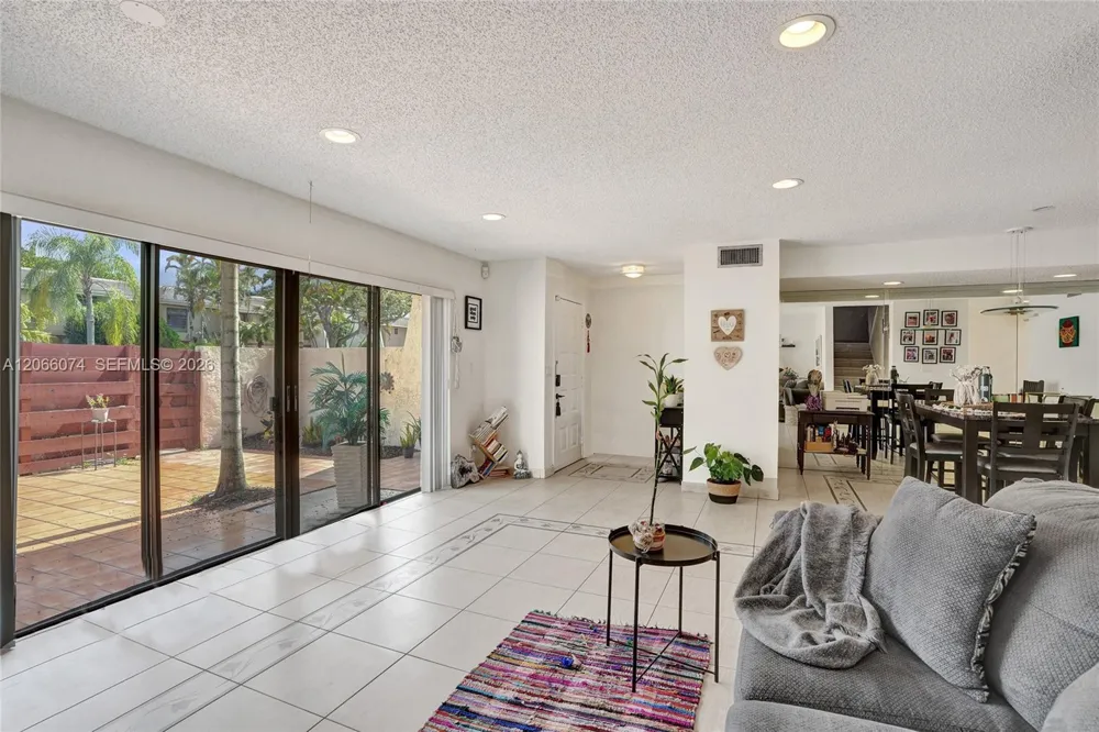 3003 Lakewood Ln Hollywood, FL 33021