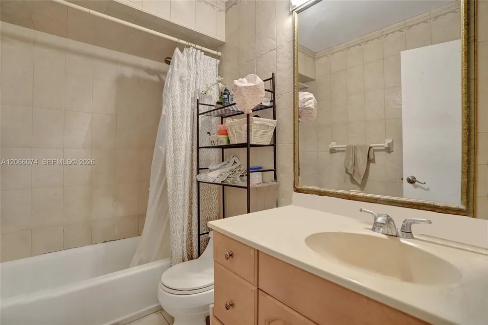 3003 Lakewood Ln Hollywood, FL 33021