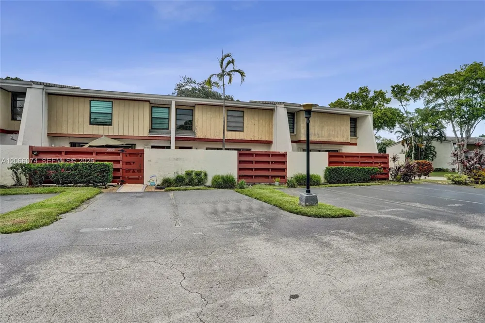 3003 Lakewood Ln Hollywood, FL 33021