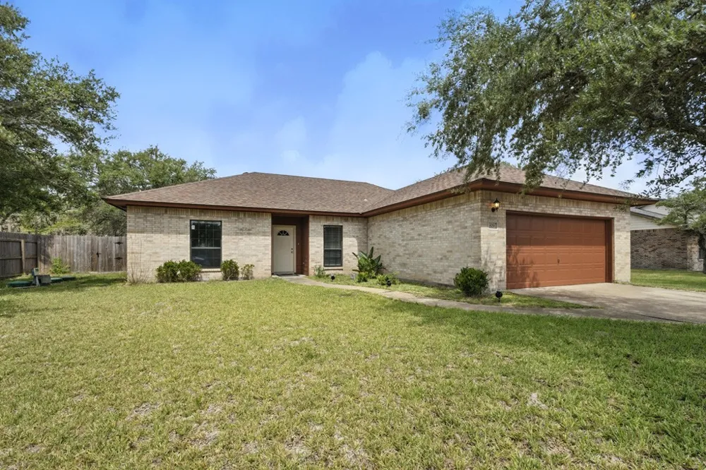 829 Redwood Avenue Rockport, TX 78382