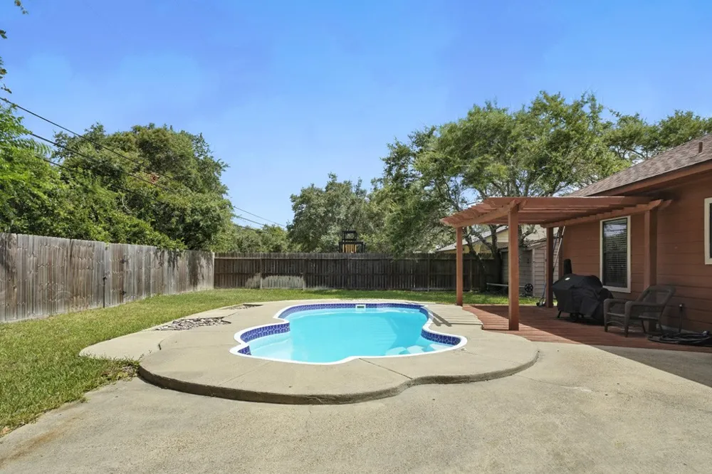 829 Redwood Avenue Rockport, TX 78382