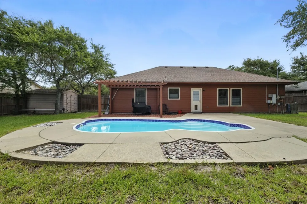 829 Redwood Avenue Rockport, TX 78382
