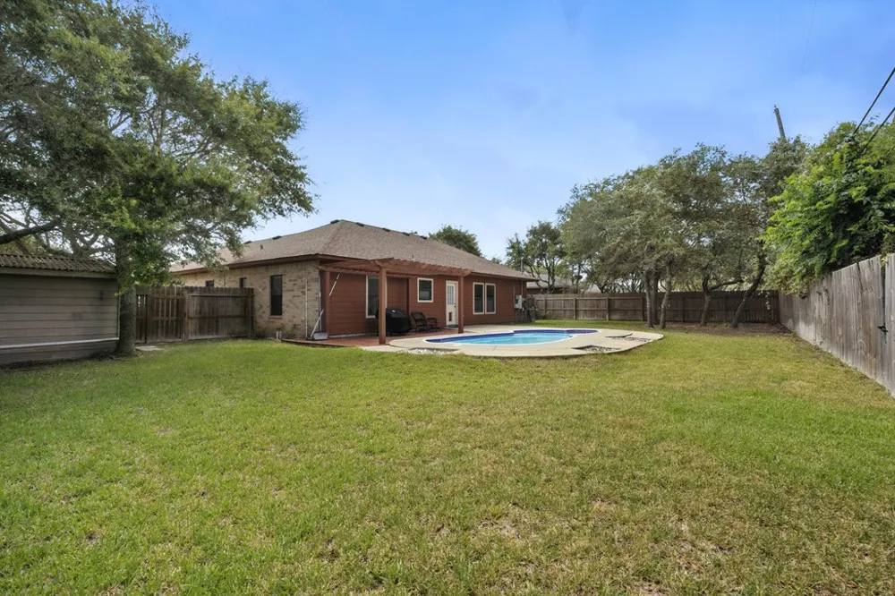 829 Redwood Avenue Rockport, TX 78382
