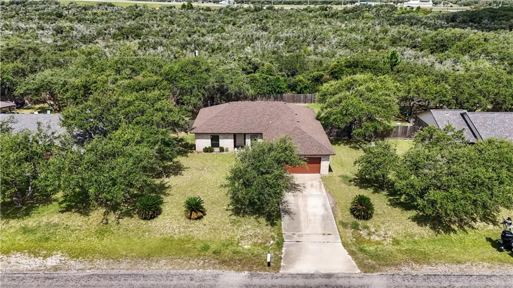 829 Redwood Avenue Rockport, TX 78382