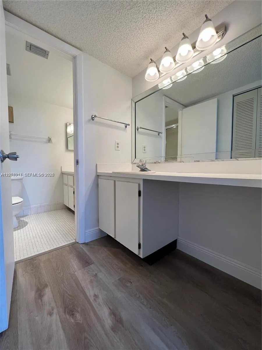 9520 Seagrape Dr #403 Davie, FL 33324