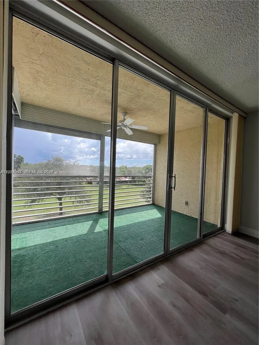 9520 Seagrape Dr #403 Davie, FL 33324