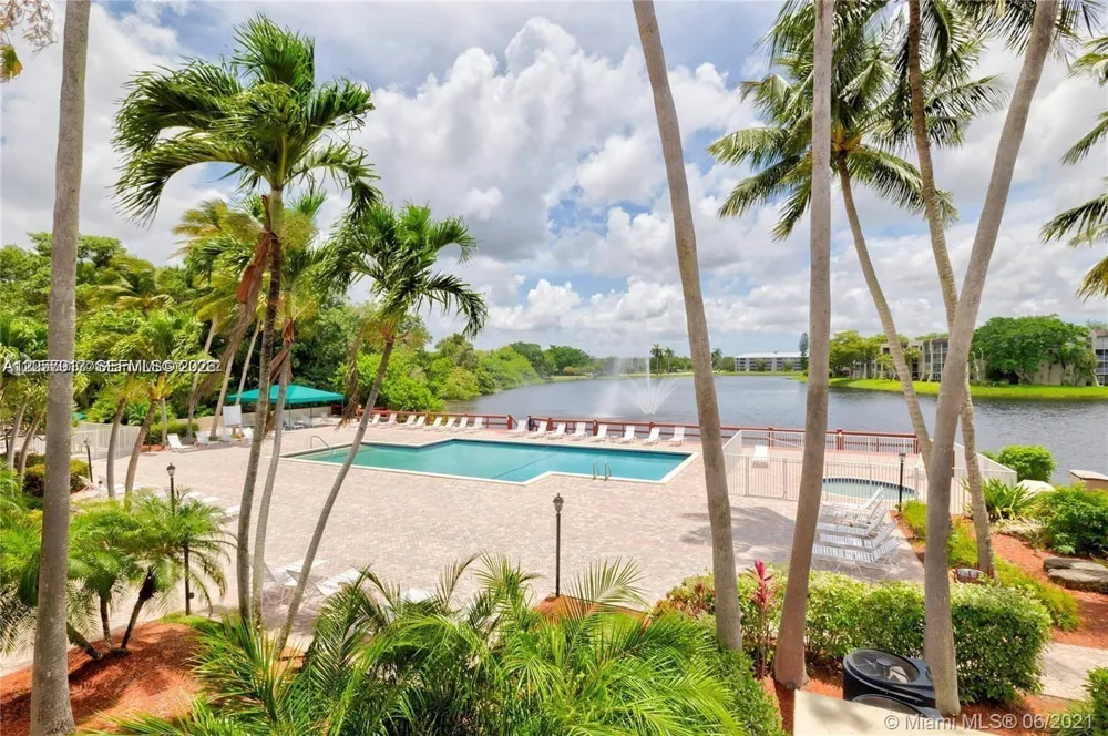 9520 Seagrape Dr #403 Davie, FL 33324
