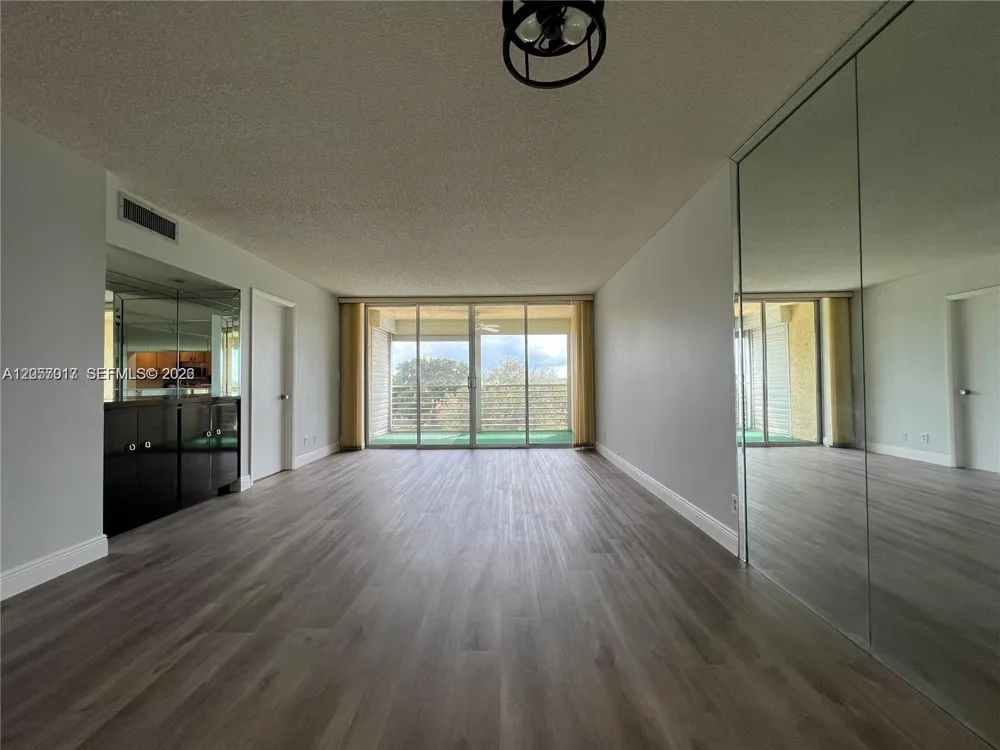 9520 Seagrape Dr #403 Davie, FL 33324